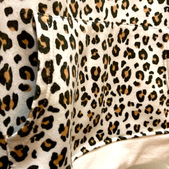 WHITE CHEETAH PRINT PULLOVER HOODIE~NWOT~MD-FRONT POCKET - Picture 4 of 6
